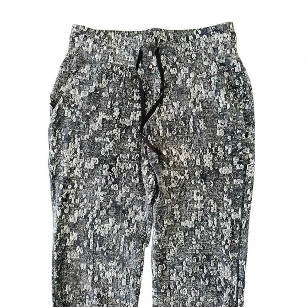 Lululemon Printed Joggers Sz 6 Gray White Athleisure Lounge Pants